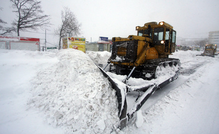 鏟車在清理俄羅斯道路上的積雪。