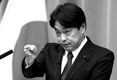 12月27日，日本新任防衛(wèi)大臣小野寺五典在東京舉行的記者會上回答記者提問。