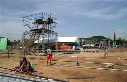 緬甸當地時間12月31日，工作人員正在搭建舉行新年慶?；顒拥奈枧_。