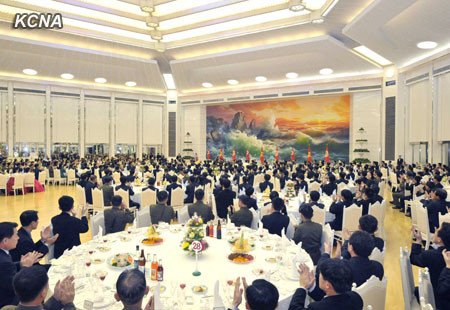 朝鮮勞動黨中央委員會30日舉行盛大宴會，祝賀成功發(fā)射“光明星3號”二期衛(wèi)星。