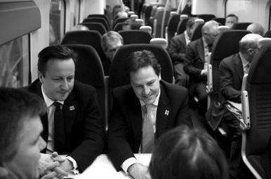 　2012年1月9日，英國首相卡梅倫(左)與副首相克萊格(右)乘火車前去參加會議。