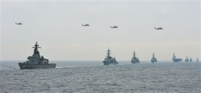 2012年10月14日，日本海上自衛(wèi)隊(duì)舉行閱艦式。2013年，日本自衛(wèi)隊(duì)時(shí)隔11年首增防衛(wèi)預(yù)算。資料圖片