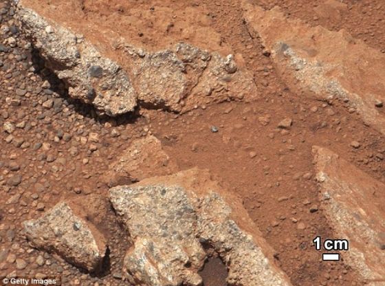 火星上一塊被稱之為“林克”的露出地面的巖層，四周的灰塵呈紅褐色。這一發(fā)現(xiàn)證明火星表面曾出現(xiàn)溪流