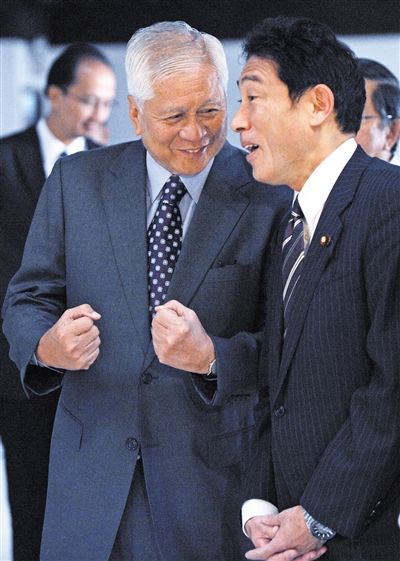 10日，馬尼拉，正在菲律賓訪問的日本外相岸田文雄（右）與菲外長羅薩里奧交談。