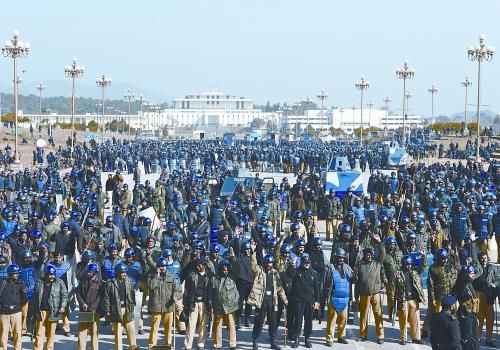 15日上午，大批警察在巴基斯坦首都伊斯蘭堡總統(tǒng)府前警戒。
