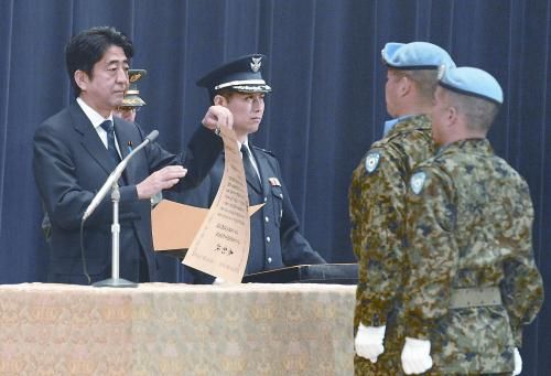 20日，日本首相安倍晉三向回國的戈蘭高地維和自衛(wèi)隊(duì)遞交政府獎(jiǎng)狀。安倍在儀式上稱，近年“日本周邊的安全保障環(huán)境更加嚴(yán)峻”，為此將修改《防衛(wèi)計(jì)劃大綱》，進(jìn)一步加強(qiáng)日美同盟。