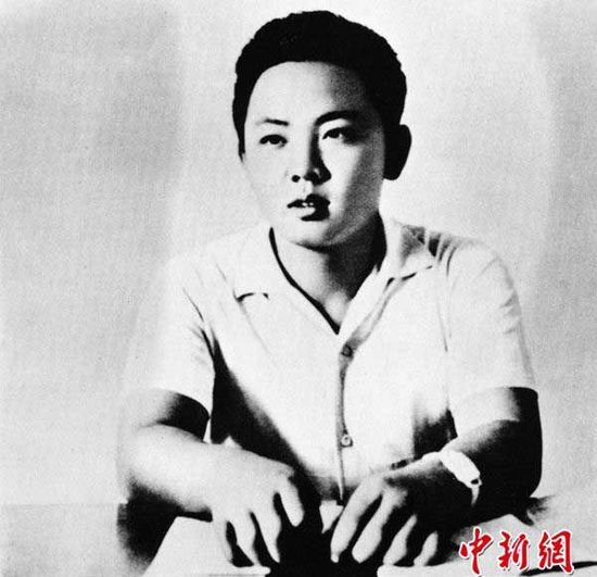 圖為朝鮮已故最高領(lǐng)導(dǎo)人金正日于1963年10月拍攝的大學(xué)時期照片。
