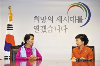 29日，首爾，韓國候任總統(tǒng)樸槿惠與來訪的昂山素季會面。