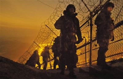 2012年12月26日，新年將至，韓國陸軍28師官兵在軍事分界線附近巡邏。