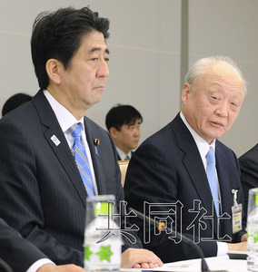 圖為會(huì)議秘書長(zhǎng)柳井俊二在發(fā)言。左為日本首相安倍晉三。（共同社）