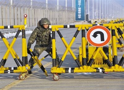 2月13日，朝韓邊境，韓國(guó)方面在通往朝鮮金剛山工業(yè)園區(qū)的韓國(guó)道路上設(shè)置路障。
