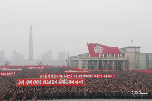 2013年2月14日，朝鮮在首都平壤的金日成廣場舉行了超過10萬人參加的平壤市軍民聯(lián)歡大會，慶祝第三次地下核試驗成功。攝影：人民網(wǎng)記者 王莉