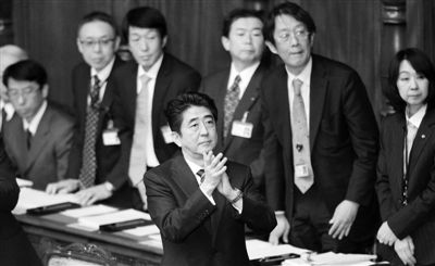 2月28日，日本首相安倍晉三（中）在國會鼓掌。他當(dāng)天說，希望與中韓重新交好。