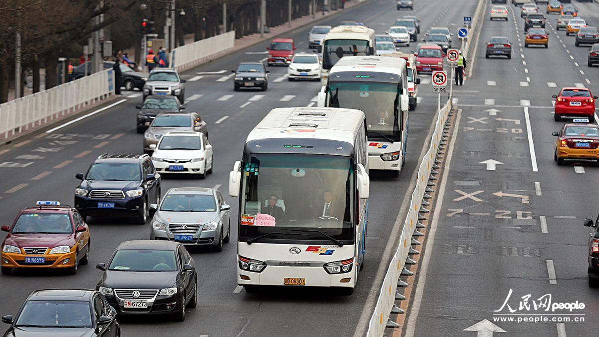 沒有封路及警車帶道，重慶代表團接送車有序通過長安街。吉羽/攝影
