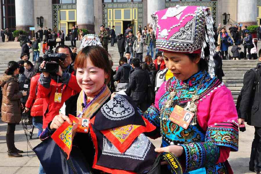 云南代表團的兩位女代表在為記者展示她們帶來的民族特色手工藝品。 人民網(wǎng)記者 馬麗婭 攝