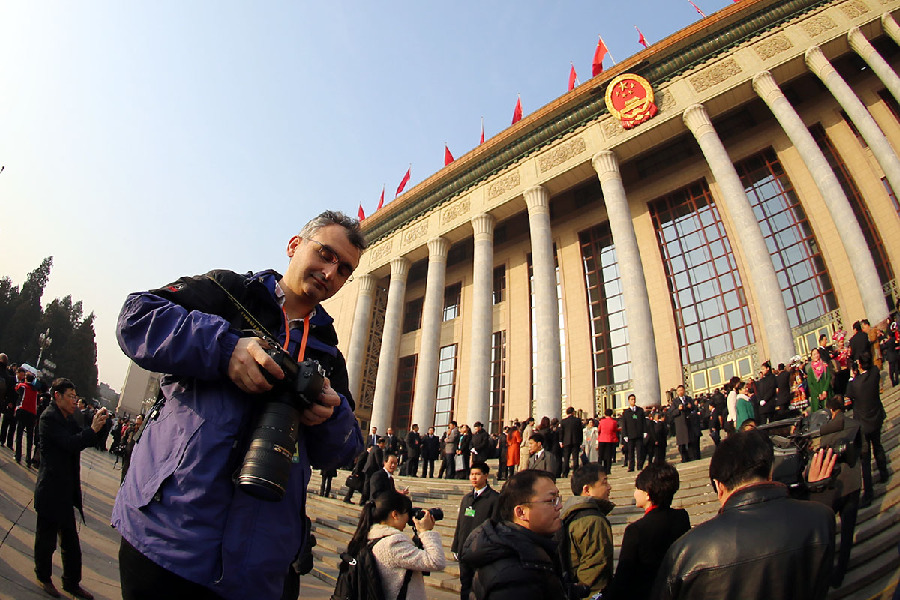 外國記者在人民大會堂外進行采訪。人民網(wǎng)記者吉羽/攝