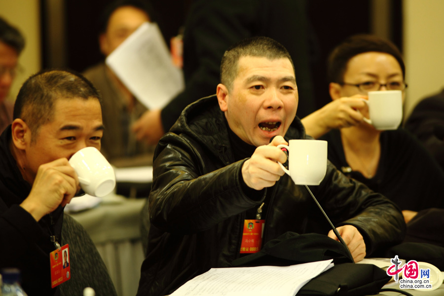 高清：馮小剛提議“以茶代酒”敬政協(xié)委員