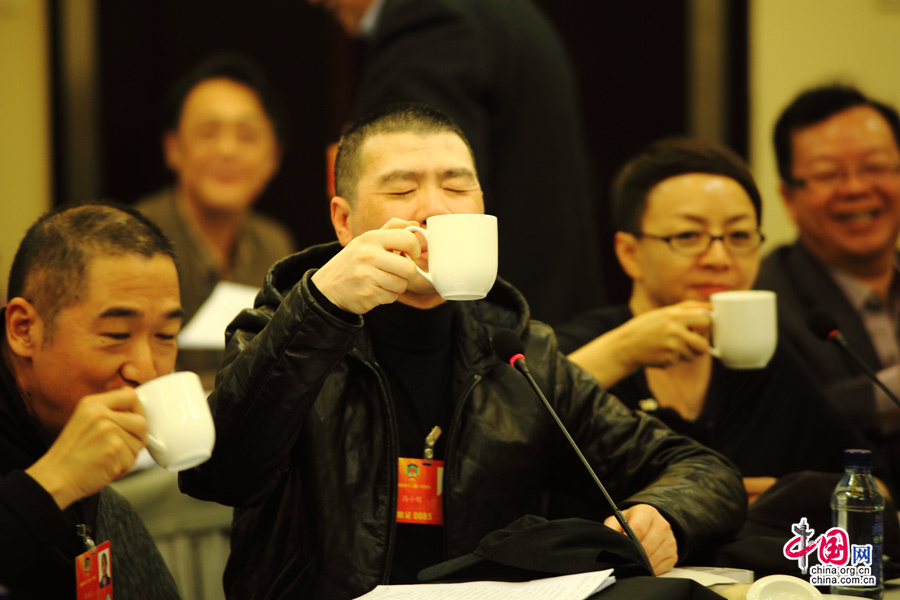 高清：馮小剛提議“以茶代酒”敬政協(xié)委員