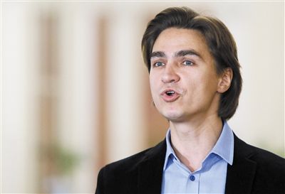 被潑硫酸的菲林現(xiàn)年42歲，是俄羅斯知名芭蕾舞演員。