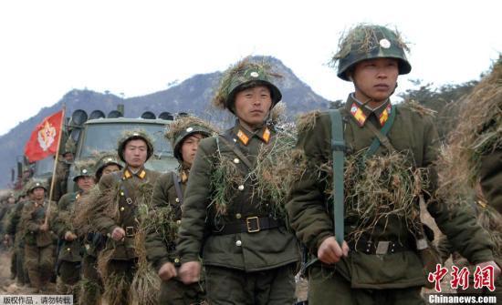 當?shù)貢r間3月11日，朝鮮《勞動新聞》刊登大量朝鮮士兵緊張訓練的圖片，反制韓美兩國于當天啟動的代號為“關鍵決斷”的聯(lián)合軍演，振奮朝鮮國內(nèi)士氣。