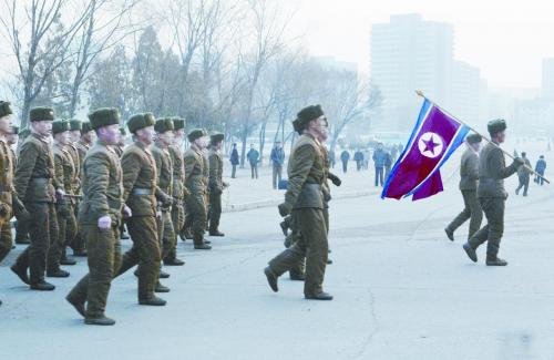 16日，一隊朝鮮士兵走過平壤街頭。