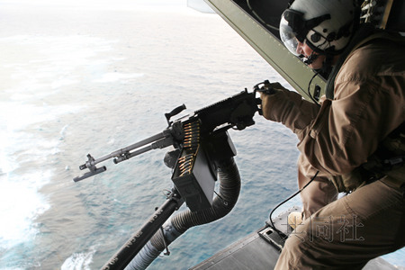 4月4日，駐日美軍公開了3月27日“魚鷹”運輸機空中射擊訓練的照片。