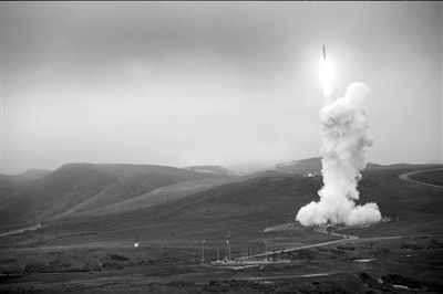 范登堡空軍基地，一枚攔截導(dǎo)彈發(fā)射升空。