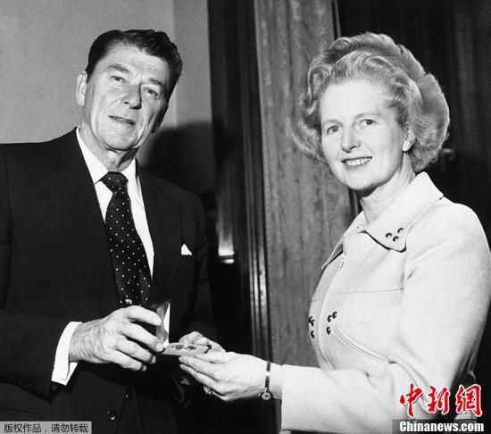 　英國(guó)“鐵娘子”、前首相撒切爾夫人8日去世，享年87歲。撒切爾夫人1979年至1990年任首相，是英國(guó)唯一一位女首相，也是英國(guó)20世紀(jì)連續(xù)執(zhí)政時(shí)間最長(zhǎng)的首相。圖為1975年4月9日，羅納德·里根贈(zèng)送撒切爾夫人（右）一枚銀制紀(jì)念章。