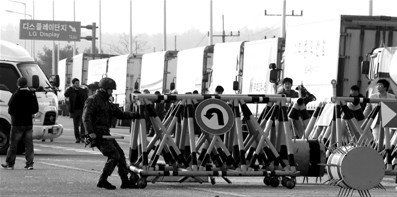 8日，朝鮮禁止韓方人員進入開城工業(yè)園區(qū)。當(dāng)日朝鮮宣布將從開城工業(yè)園區(qū)撤出全部朝鮮工人，暫時中斷園區(qū)運轉(zhuǎn)。