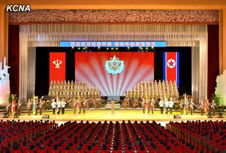 朝鮮人民軍協(xié)奏團9日舉辦名為《用白頭山槍桿子贏取最后勝利》的音樂舞蹈綜合演出，慶祝金正日出任朝鮮國防委員會委員長20周年。