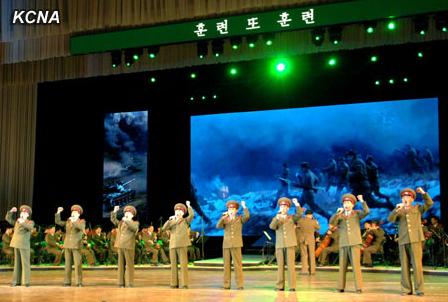朝鮮人民軍協(xié)奏團(tuán)9日舉辦音樂舞蹈綜合演出，慶祝金正日出任朝鮮國防委員會委員長20周年。
