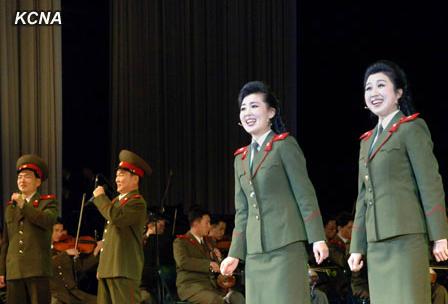 朝鮮人民軍協(xié)奏團(tuán)9日舉辦名為綜合演出，慶祝金正日出任朝鮮國防委員會(huì)委員長20周年