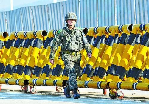 靠近南北軍事分界線的邊境城市坡州距首爾約40公里，韓國士兵在海關(guān)檢查站附近的統(tǒng)一大橋上設(shè)置了路障并嚴(yán)加檢查。新華社/法新 