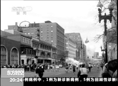 一名馬拉松參賽者15日拍攝的一段視頻中，一個(gè)屋頂神秘人引發(fā)各方猜想。央視截屏