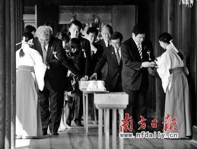 23日，議員參拜完后離開。新華社發(fā)