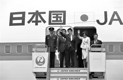 4月28日，日本首相安倍晉三攜夫人一同前往俄羅斯，交流領(lǐng)土和經(jīng)濟(jì)合作問題。這是日本首相十年來首次正式訪問俄羅斯。