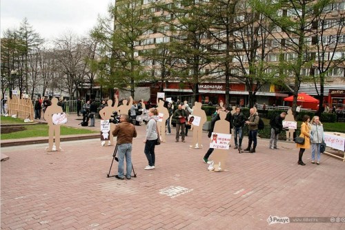 莫斯科市中心新普希金花園6日爆發(fā)“紙片人”集會，諷刺真實游行活動無意義