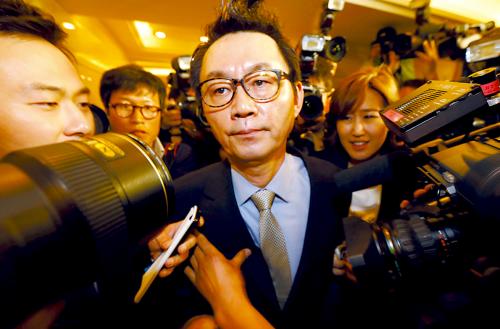 尹昶重11日在“喊冤”記者會上遭媒體圍堵。