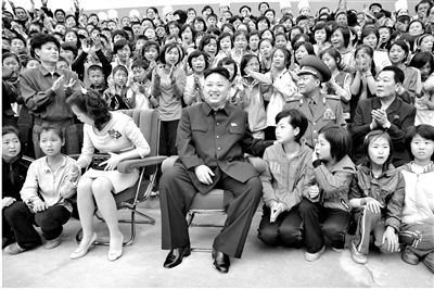 5月19日，朝鮮最高領(lǐng)導(dǎo)人金正恩與夫人李雪主訪問(wèn)妙香山少年團(tuán)野營(yíng)所，與孩子們合影。