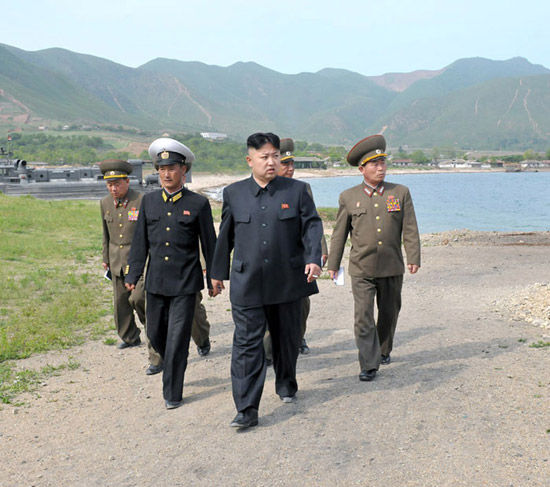 朝鮮《勞動新聞》5月27日公開朝鮮最高領(lǐng)導(dǎo)人金正恩視察朝鮮人民軍海軍第291部隊現(xiàn)場照。