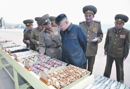 朝鮮官方近日點名批評韓國總統(tǒng)樸槿惠，引發(fā)朝韓雙方激烈嘴仗，圖為金正恩視察人民軍部隊后勤基地。