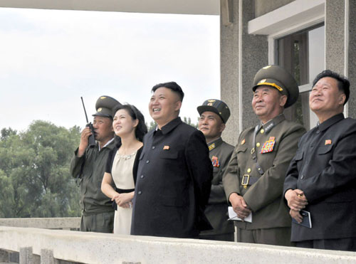 朝鮮最高領(lǐng)導(dǎo)人金正恩攜夫人李雪主18日視察了榮獲吳仲洽7團(tuán)稱號(hào)的朝鮮人民軍航空與防空軍第1017部隊(duì)，并指導(dǎo)飛行訓(xùn)練。（《勞動(dòng)新聞》圖片） 點(diǎn)擊圖片進(jìn)入下一頁！