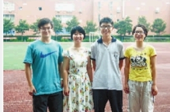 長(zhǎng)郡中學(xué)，易楷寧（左一）、唐嘉（左二）、曾宇（左三）、朱佳怡（右一）高考（理科）分?jǐn)?shù)都在690分以上。 記者 羅智文 攝