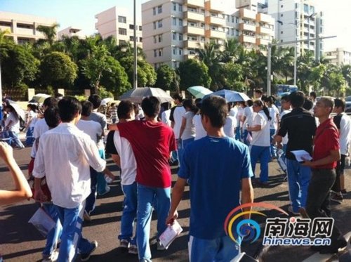 考生家長(zhǎng)憶高考：走10多公里趕考 考完回家喂豬