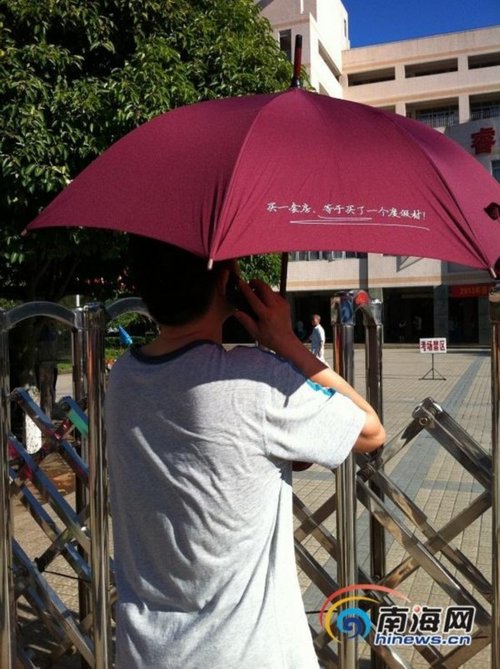 考生家長(zhǎng)憶高考：走10多公里趕考 考完回家喂豬