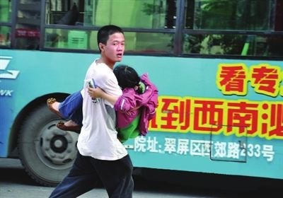 6月7日，黃子恒火速將肚子疼的小苗送上車(chē)。（資料圖片）
