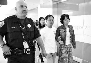 失事客機乘客在警察的保護(hù)下離開機場。