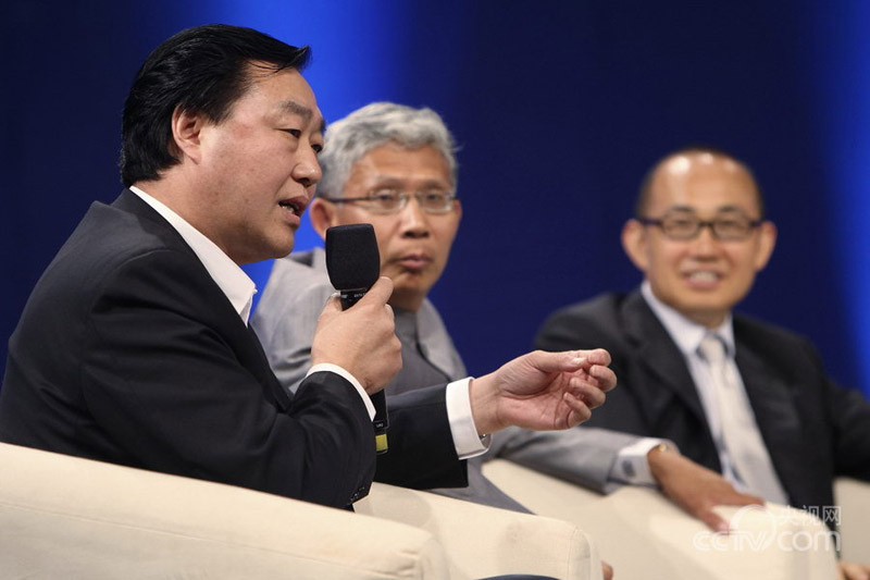 網(wǎng)絡名人社會責任論壇在北京召開。圖為參會嘉賓陳里在會議上發(fā)言。