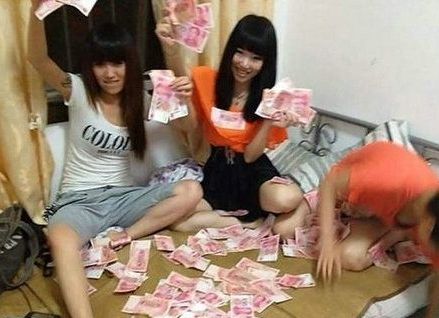 　　如今的網(wǎng)絡(luò)牛人炫富，真是各式各樣，層出不窮，先有蘭董炫富，礦女炫富，富家公子曬飛機(jī)炫富，富家女秀靚車炫富……這不，網(wǎng)絡(luò)上又現(xiàn)燒錢炫富女遭痛罵，中國富二代素質(zhì)受質(zhì)疑。...