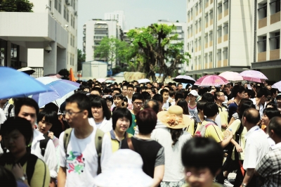 福州6萬(wàn)考生昨趕考 中考首日秩序井然